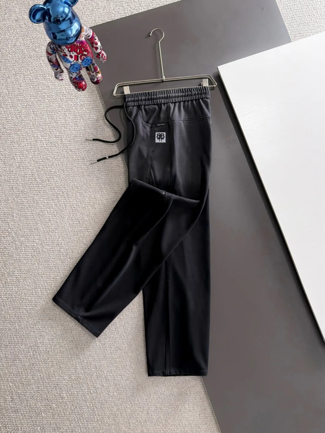 Shipped next day P195 Balenciaga 2026 Summer New Arrival elastic band casual pants, counter-customized fabrics, Breathable, high comfort, impeccable details, brand element design concept, reflecting high quality. It feels delicate and soft! It presents a casual cut and the upper body shape is great! Sizes:S-3XL